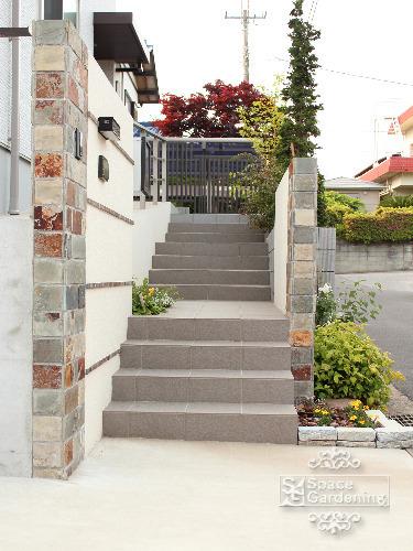 高低差のある外構に階段 手すり 千葉のお庭 外構専門店 お得な情報更新中 スペースガーデニング