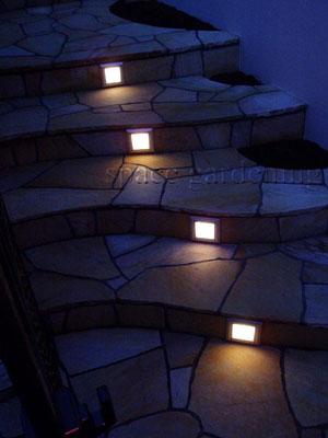 外構の照明で玄関まわり 階段 アプローチを安全に 千葉のお庭 外構専門店 お得な情報更新中 スペースガーデニング