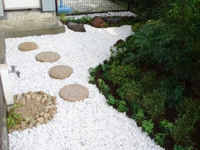 お庭に飛び石 洋風でも和風でも どちらのデザインでもｏｋ 千葉のお庭 外構専門店 お得な情報更新中 スペースガーデニング