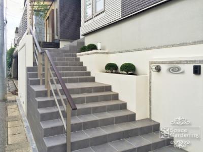 高低差のある敷地の外構に階段 手すり 千葉のお庭 外構専門店 お得な情報更新中 スペースガーデニング
