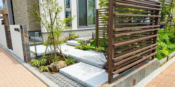 和モダンのアプローチと菜園のある庭の施工事例
