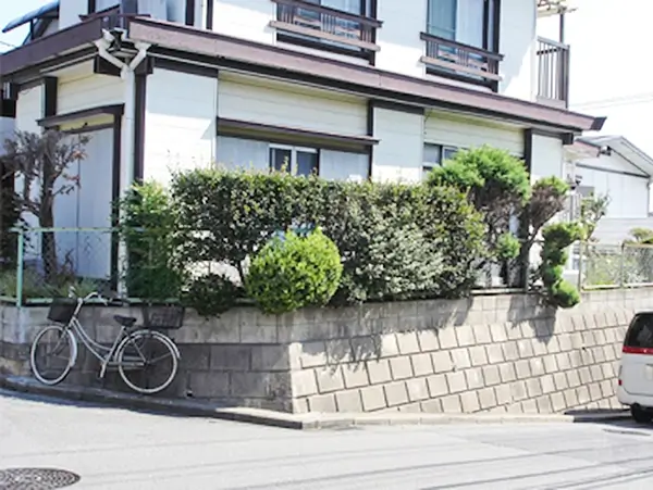 既存の外構と建物まわりの着工前の様子