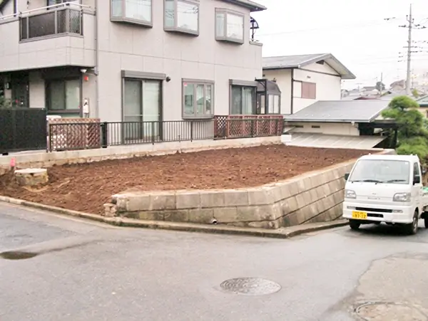 既存の庭まわりを撤去して整地を進めている様子