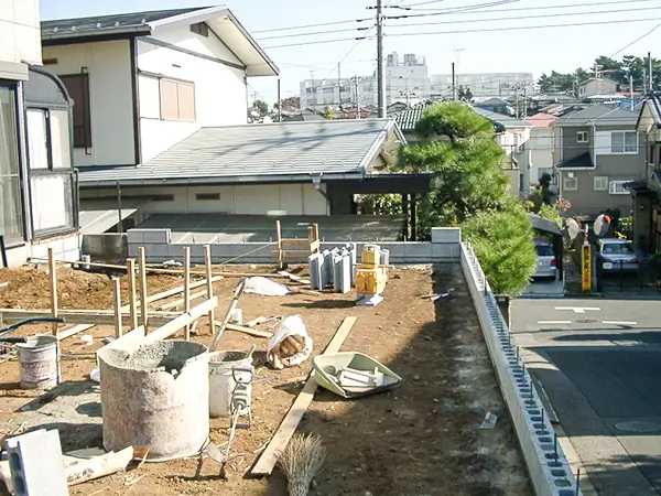 掘削を進めながら基礎位置を確認している工事の様子