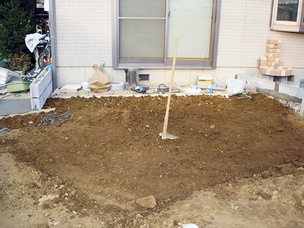 テラスやガーデンルームまわりの骨組み工事を進めている様子