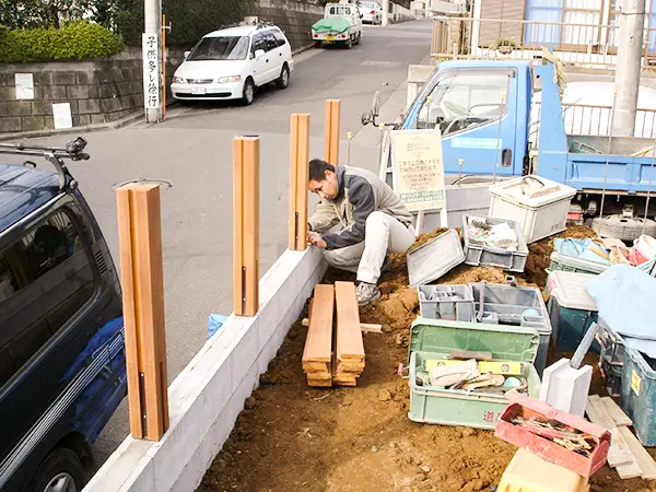 庭全体に砕石を敷き込み転圧している様子