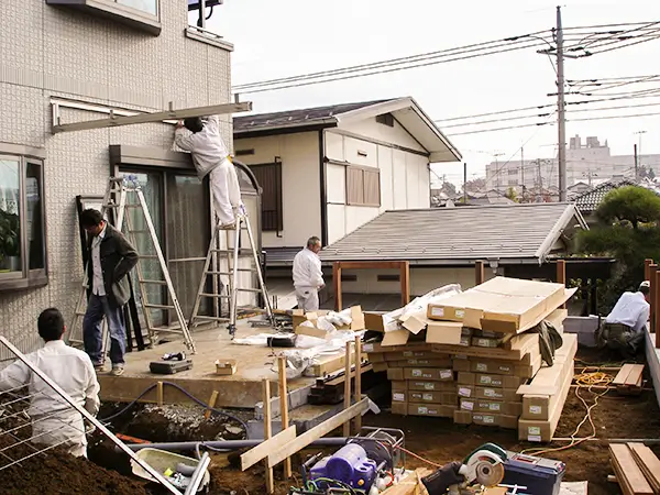 建物と庭をつなぐテラスまわりの工事が進んでいる様子
