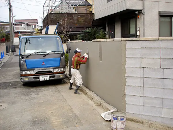 左官職人が壁の仕上げ作業をしている様子