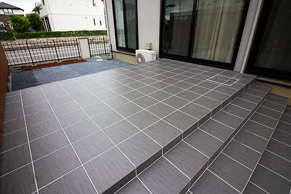 庭になじむ30cm角タイルデッキのデザイン