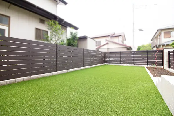 一年中きれいな緑を保てる人工芝の庭