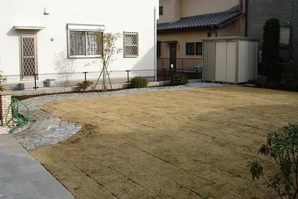 やわらかな質感を楽しめる天然芝の庭