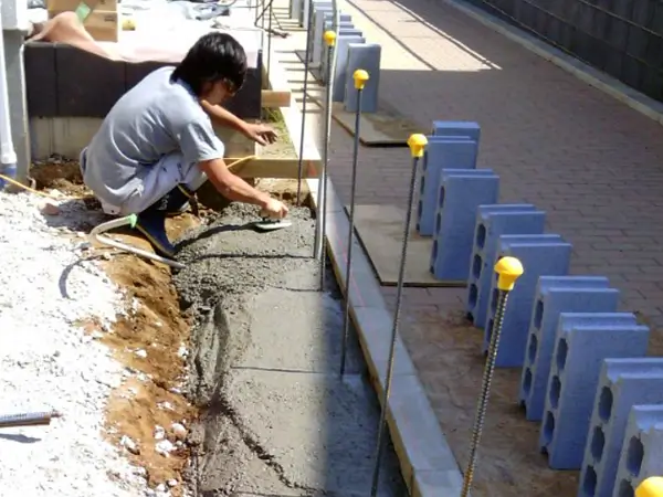 ブロック基礎工事の様子