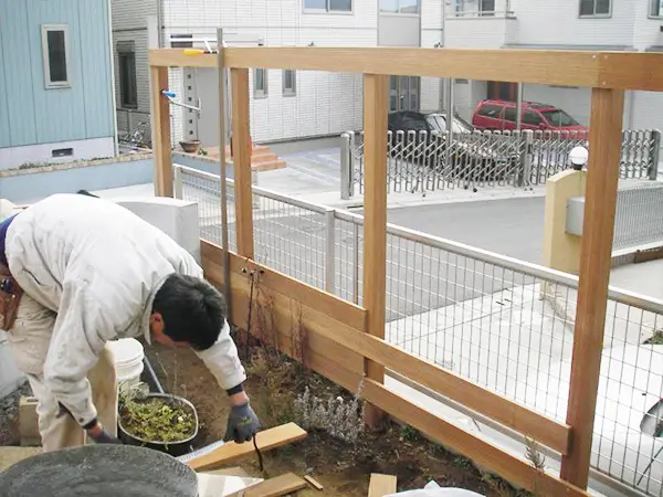 目隠しフェンス工事の様子