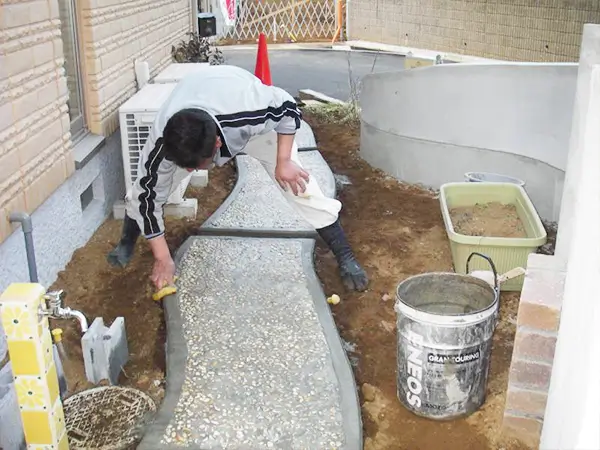 アプローチ仕上げ工事の様子