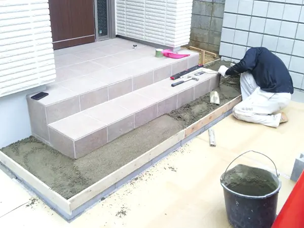 玄関前タイル貼り工事の様子