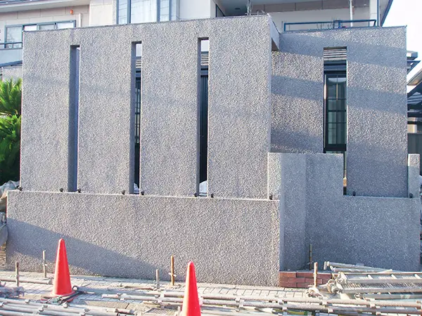 吹き付け塗装工事の様子