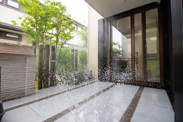 涼しげなタイルデッキと庭の水まわり