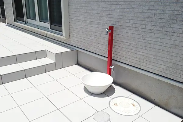 庭の立水栓で打ち水をする外構
