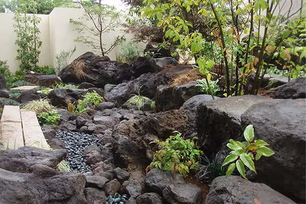 砂利や石で水の流れを表現した枯山水の庭