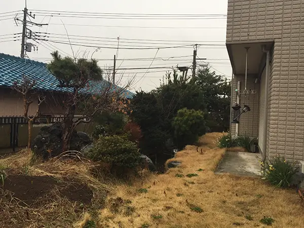 雑草が多かった和風庭園を自然石テラスへリフォームする前の様子