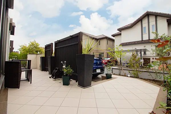 住宅まわりをすっきり見せるタイルテラス