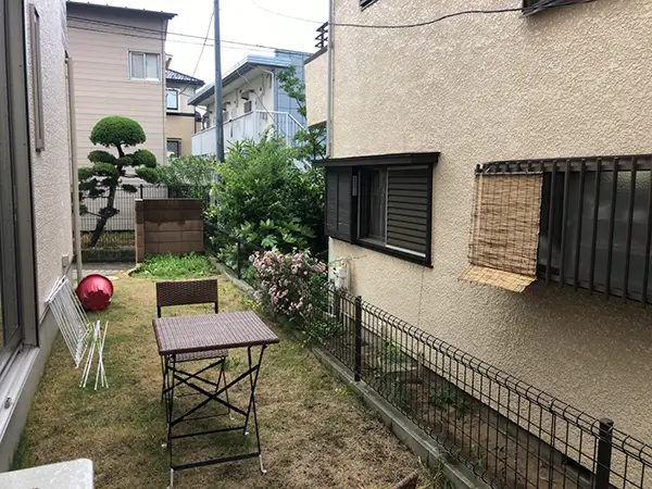 芝生だった庭をタイルテラスと人工芝へリフォームする前の様子