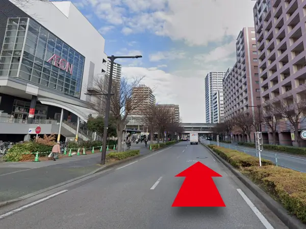 八千代緑が丘駅付近から八千代本店へ向かう道路の案内写真