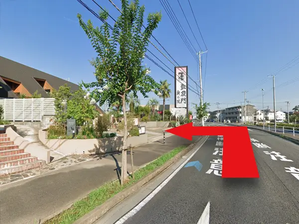 八千代緑が丘駅付近から八千代本店へ向かう道路の案内写真