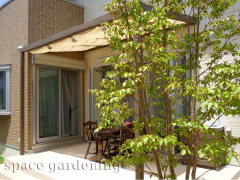 おしゃれなタイルデッキ+日よけシェード